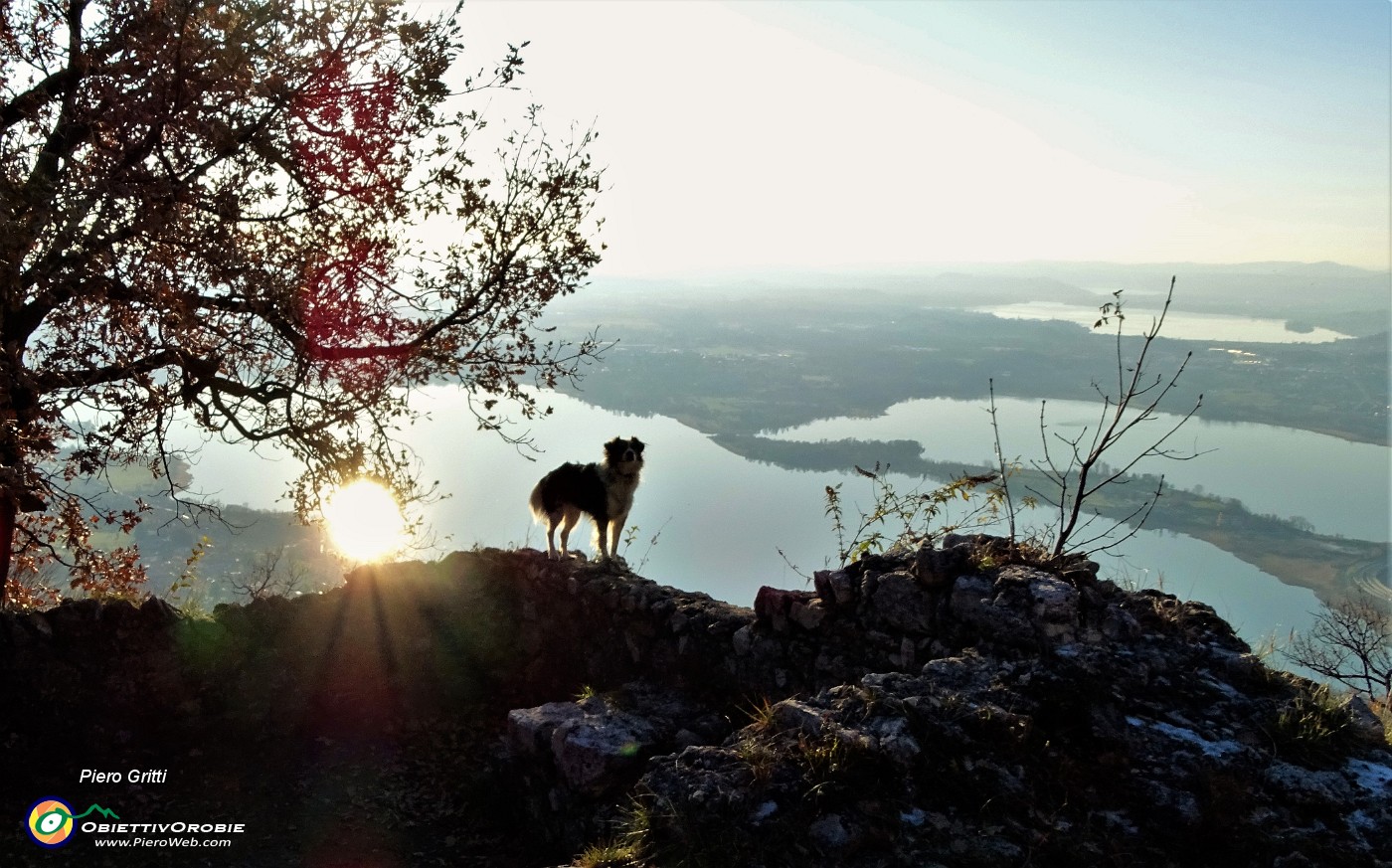 87 Ai ruderi della torre 2 con vista sui laghi briantei.JPG -                                